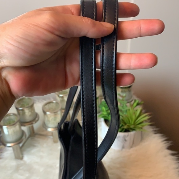 Nine West black leather medium size shoulder/sling bag - Picture 5 of 15